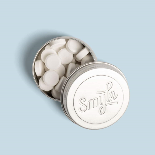 Smyle plastic vrije tandpasta tabletten in een bewaar blikje.