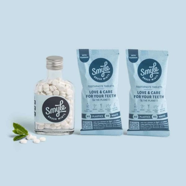 Smyle tandpasta tabletten set met een glazen verpakking en twee zakjes om glazen flesje te hervullen.